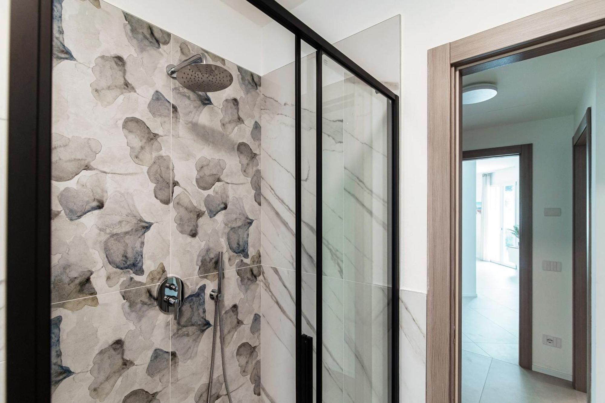 Lario Suite Apartments By Quokka 360 - With Parking Next To Como City Bagian luar foto
